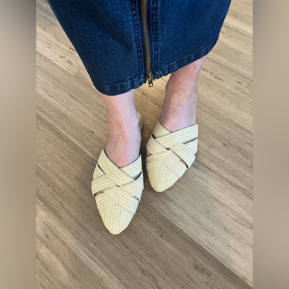 Worthington memory foam like new women’s slides! Size 8.5 fits like a wide